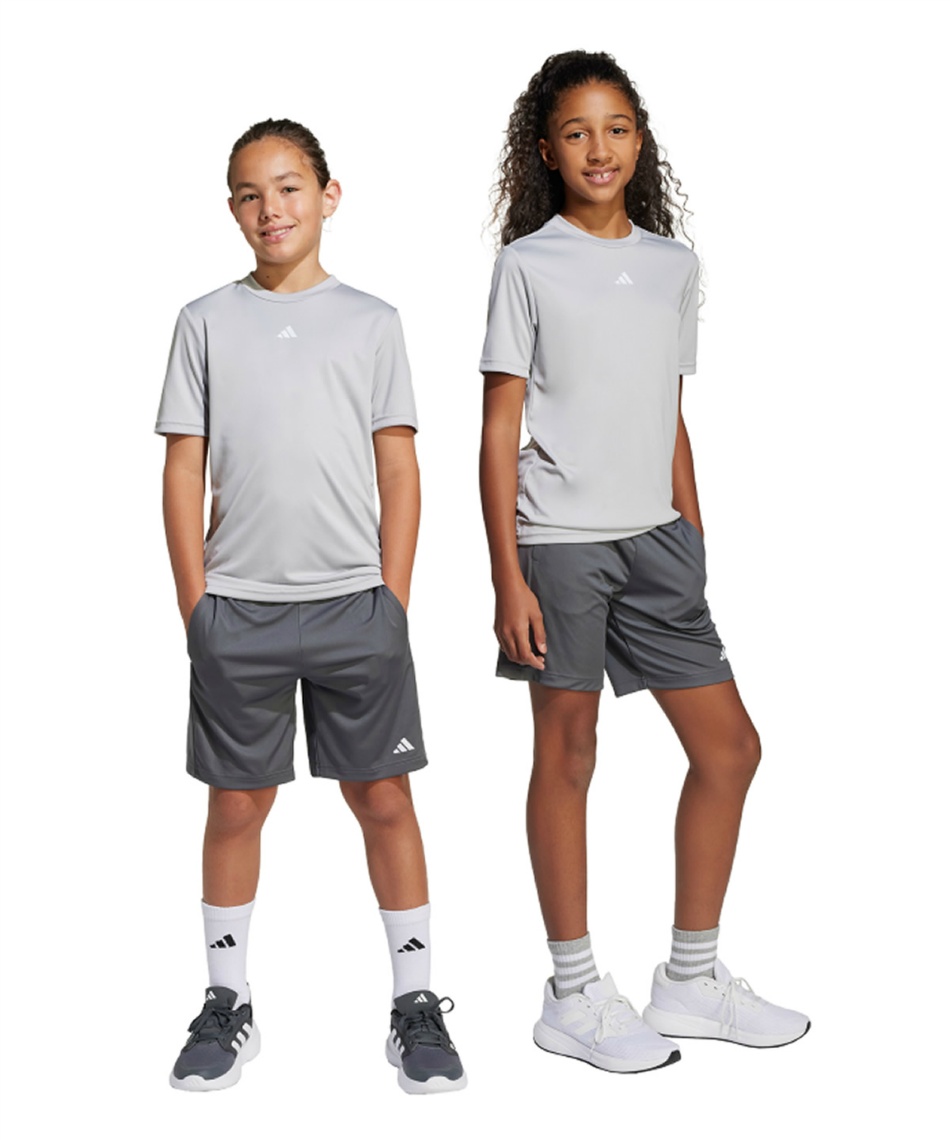 4点　グレーショートパンツとadidas Tシャツセット　その為 ショートパンツ トレイン エッセンシャルズ ロゴ レギュラーフィット