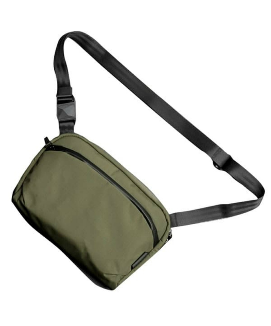 ショルダーバッグ・ポシェット Black nylon iPad bag PRADA【セール】ナイロン ギャザーショルダーバッグ☆関税込み