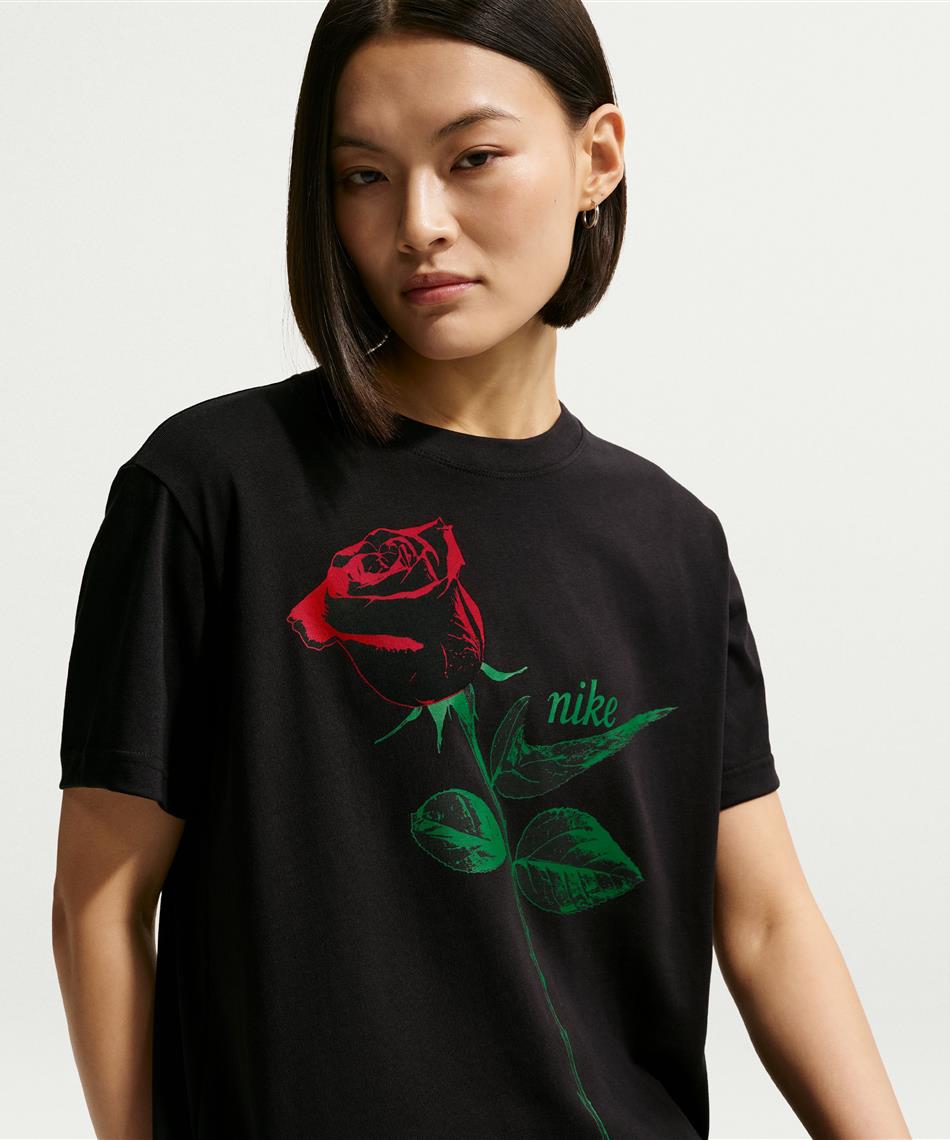 OURSローズさん着用　Nike 90s Tシャツ Sブラック Tシャツ 半袖 NSW CLASSICローズ 半袖T IR7827-010 | スポーツ用品なら